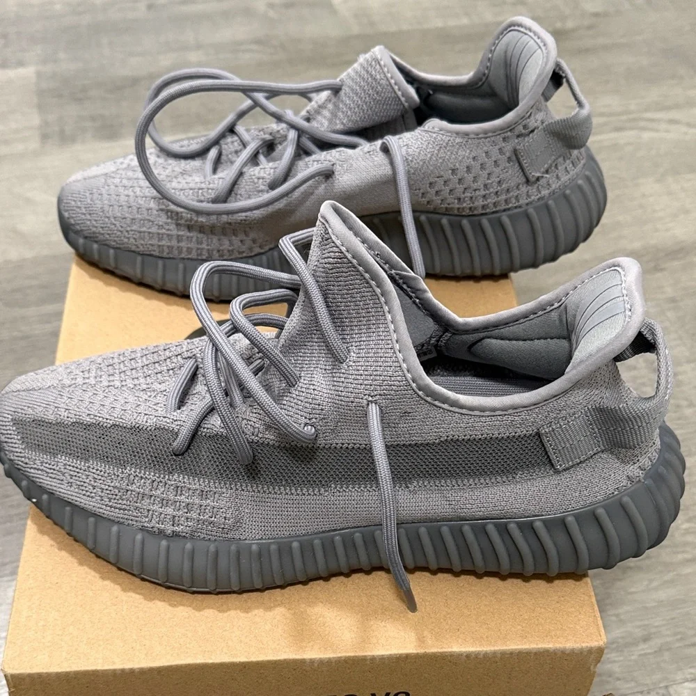 Yeezy boost 350 Gray Sneakers - Picture 3 of 9